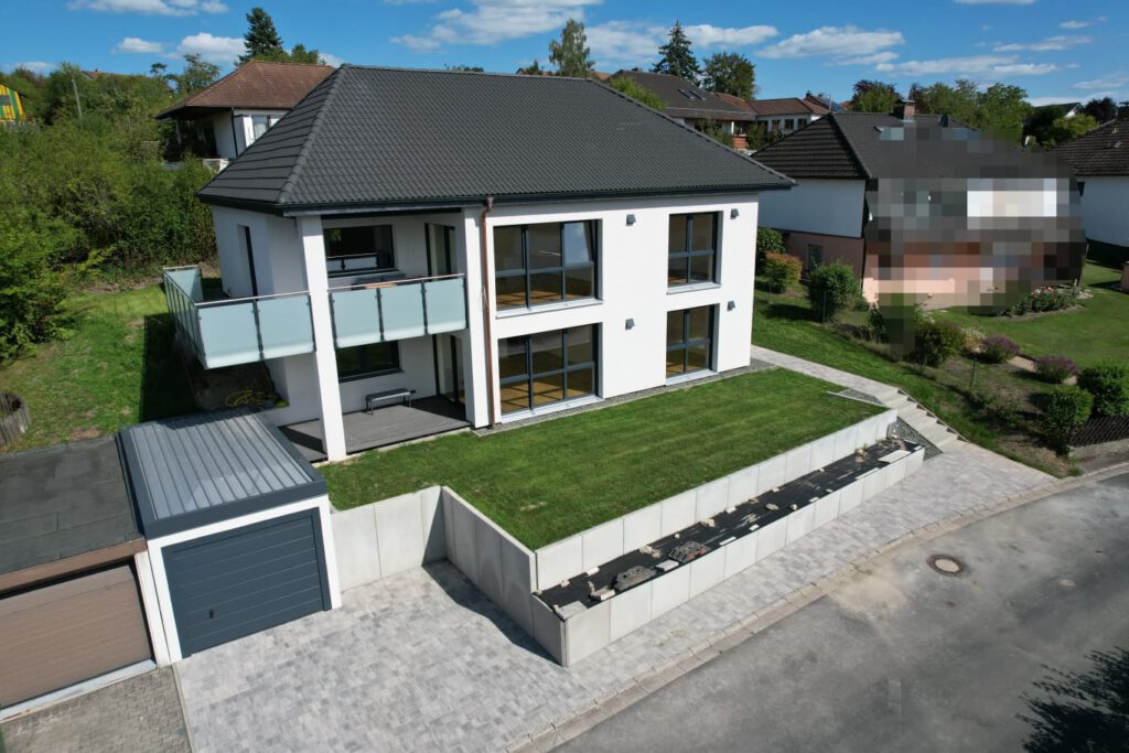 Modernes Einfamilienhaus in Himmelkron mit Garten und großen Fensterflächen